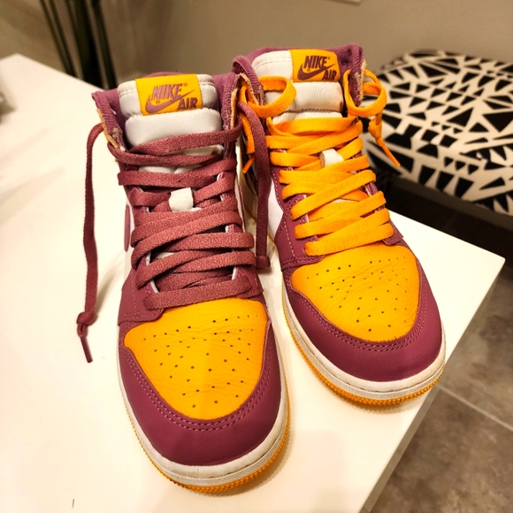 Nike Jordan Retro 1 High OG - Picture 2 of 2